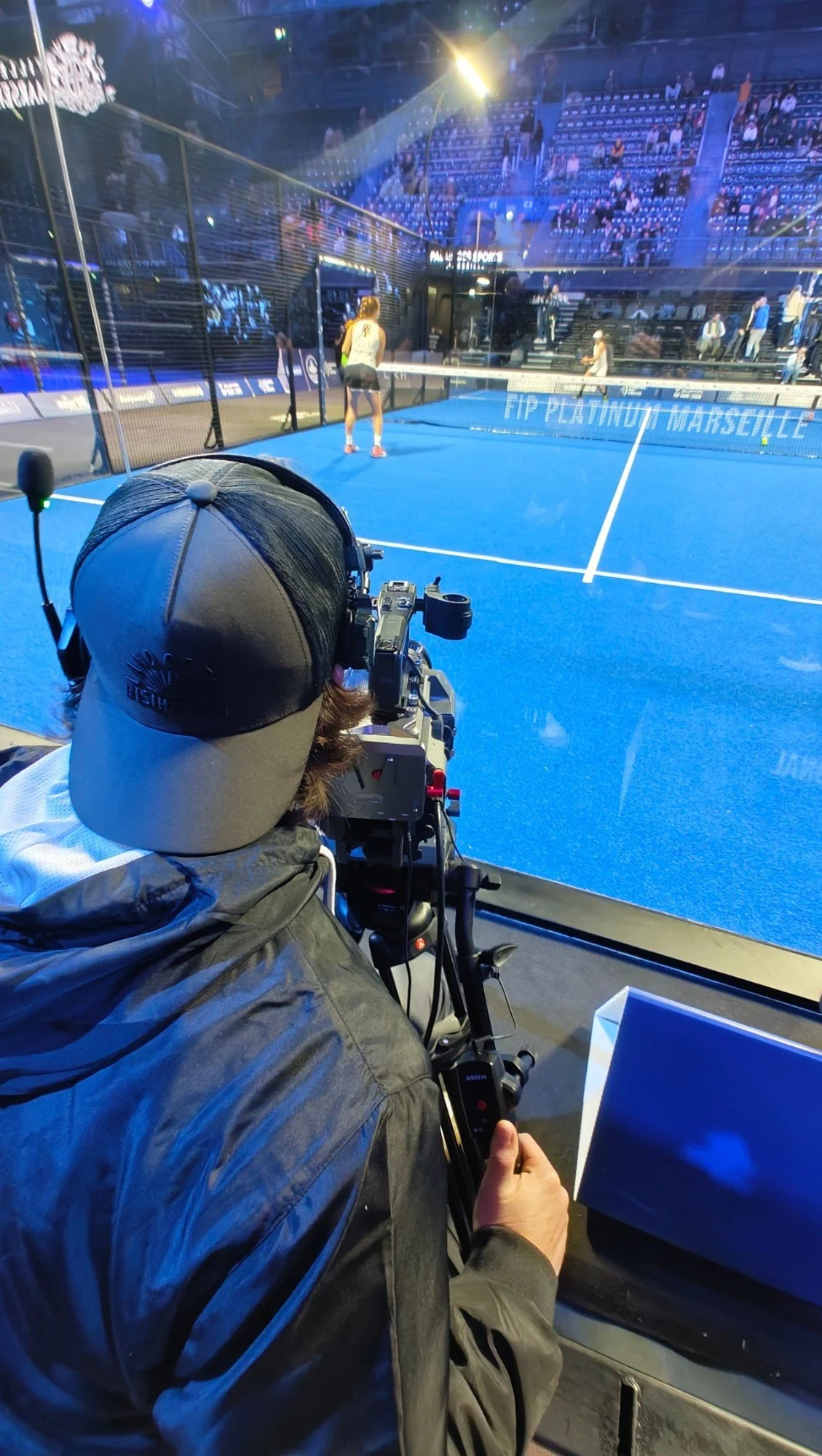 Cadreur en bord de terrain pendant le FIP Platinum de padel à Marseille