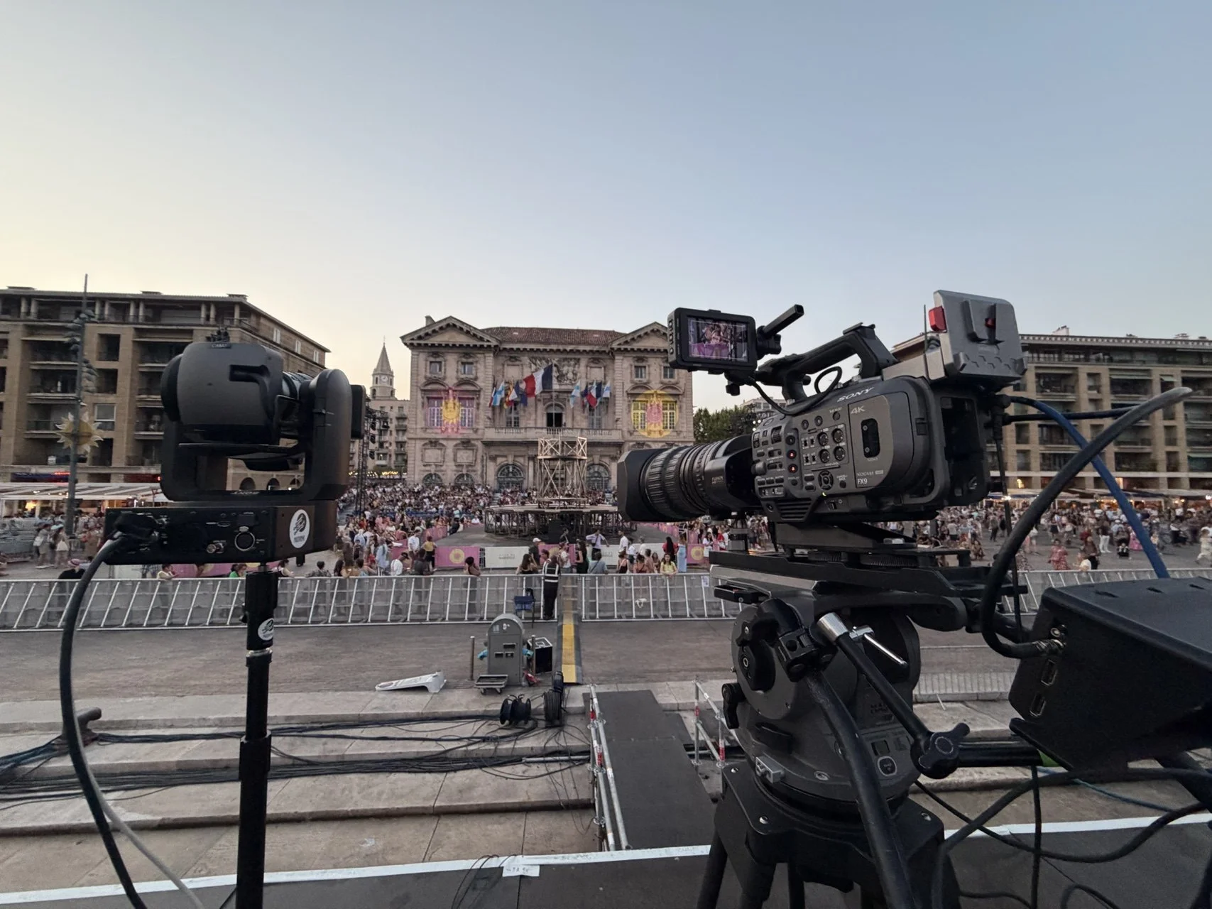 Caméras Sony FX9 avec optique 42x sur une scène en plein air