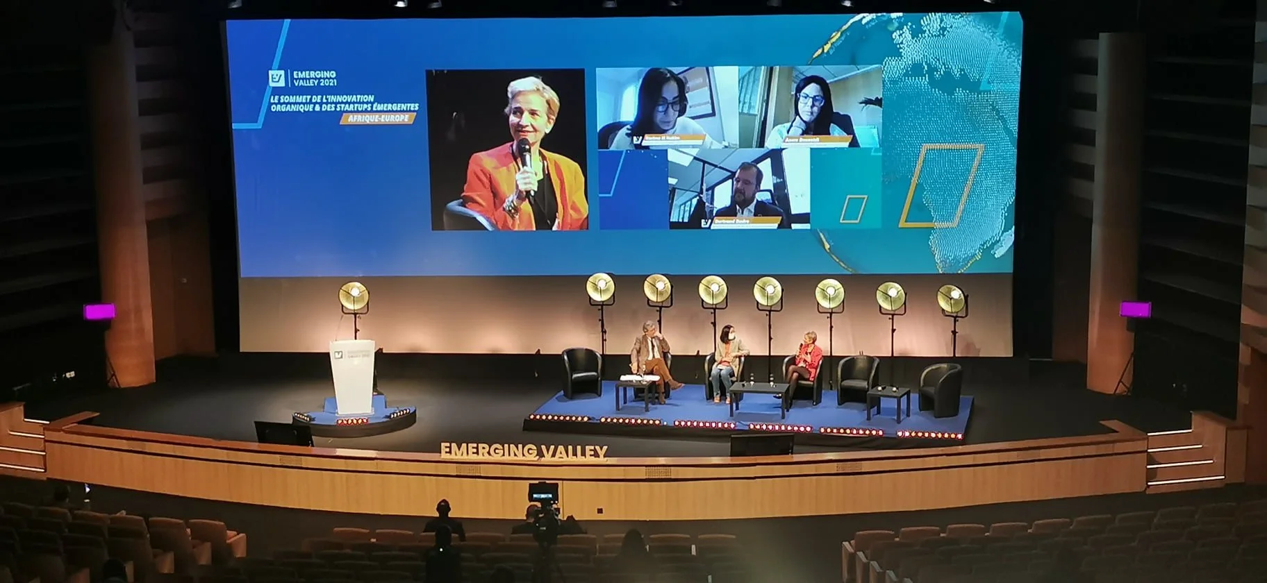 Scène principale du sommet Emerging Valley pendant une conférence