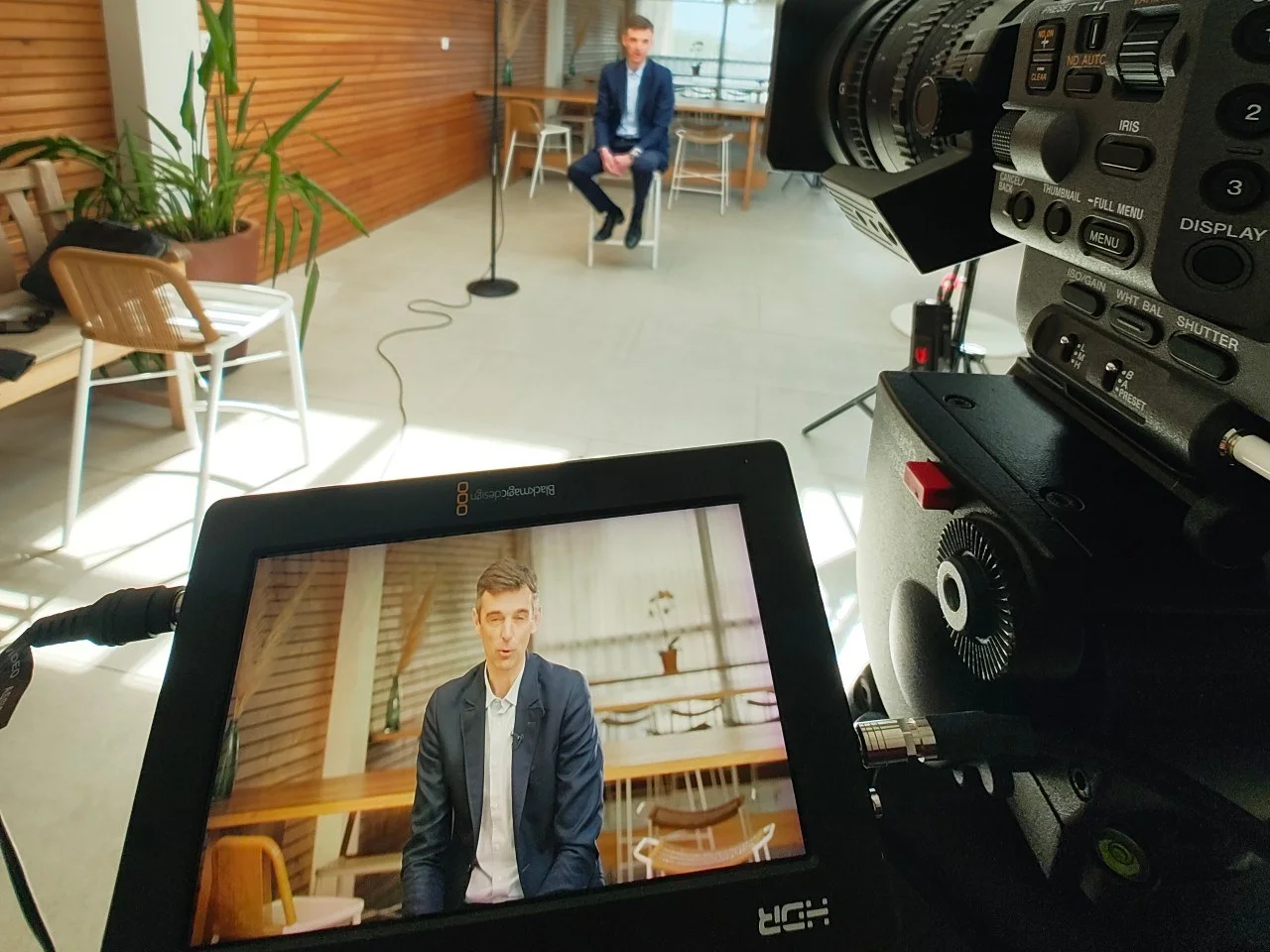 Tournage d'une interview pour Belambra, avec le retour image au premier plan