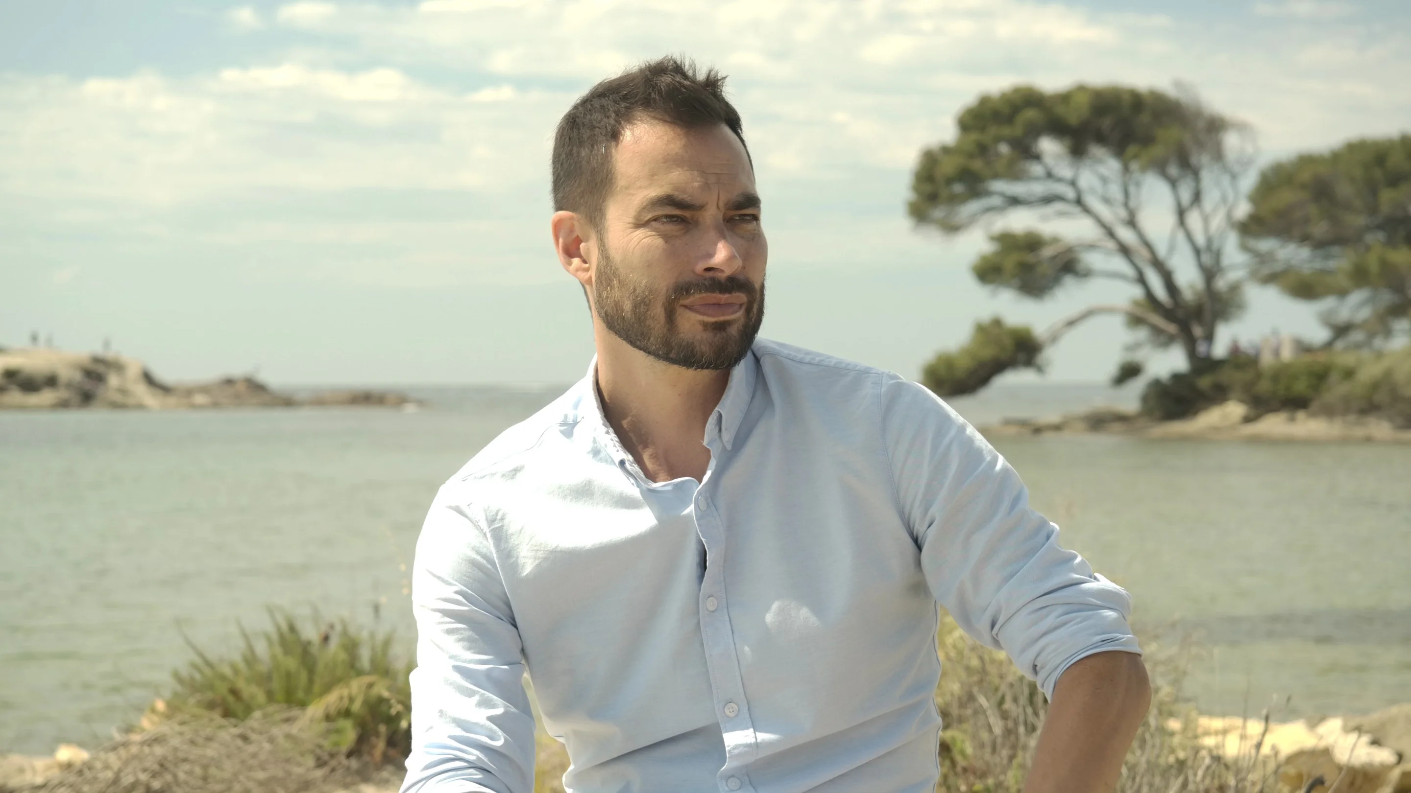 Interview d'un chercheur de l'Institut Océanique Paul Ricard en bord de mer