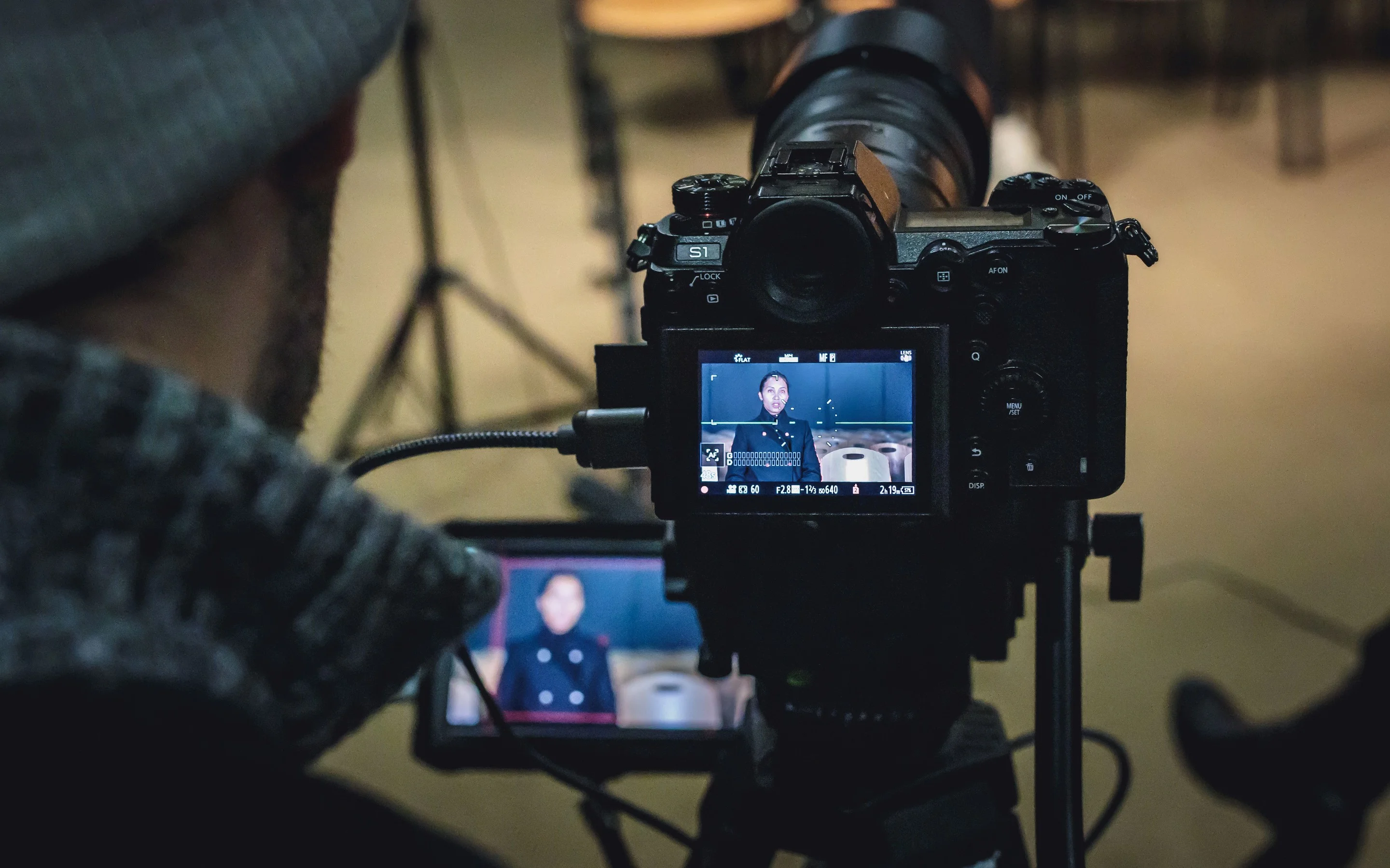 Caméra en tournage d'une interview