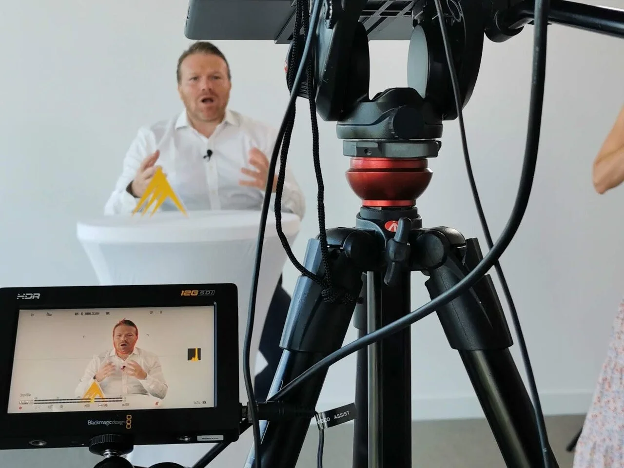 Caméra équipée d’un prompteur face à un intervenant en tournage