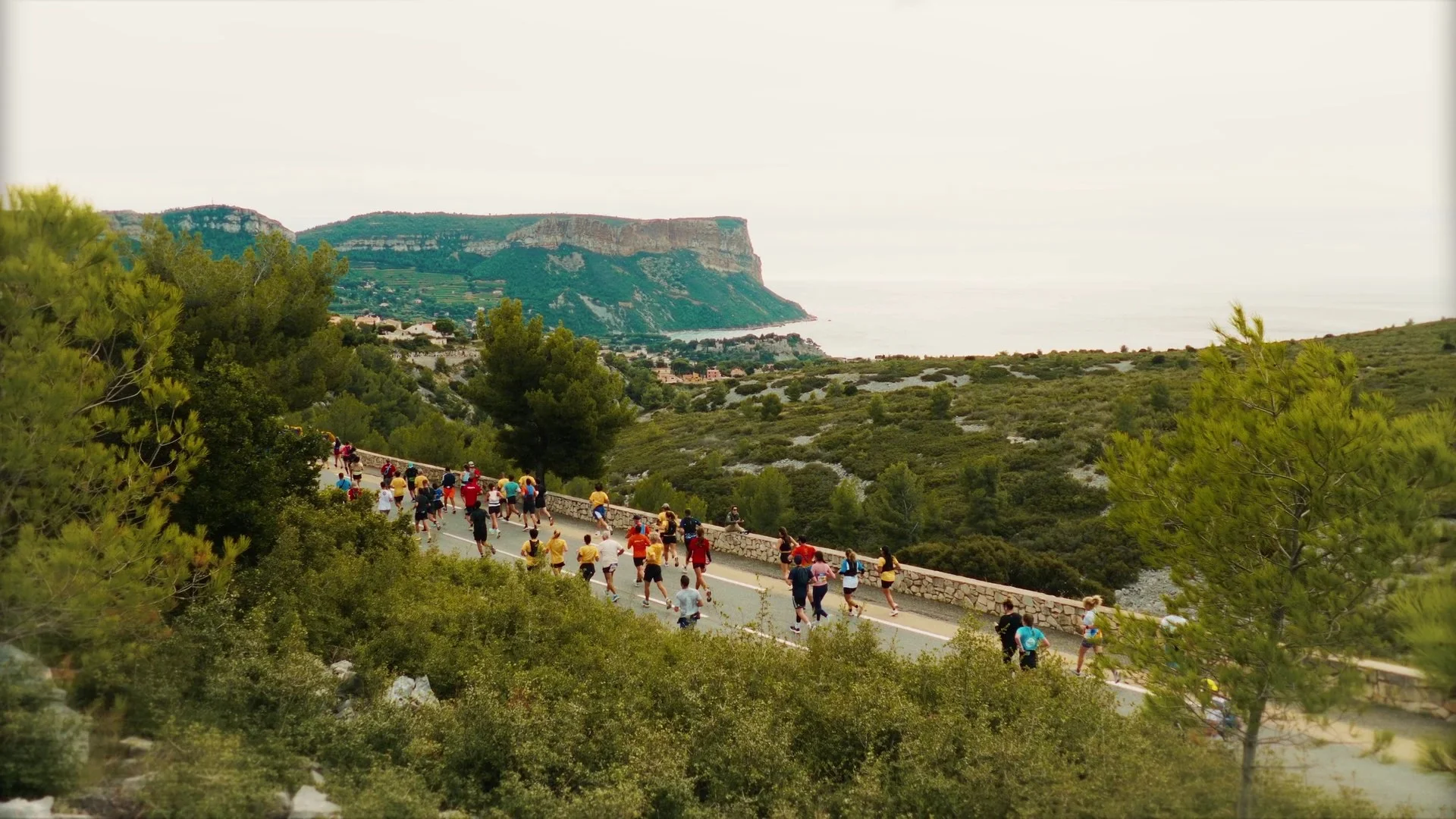 Coureurs du semi-marathon Marseille-Cassis dans la descente vers Cassis, face au cap Canaille