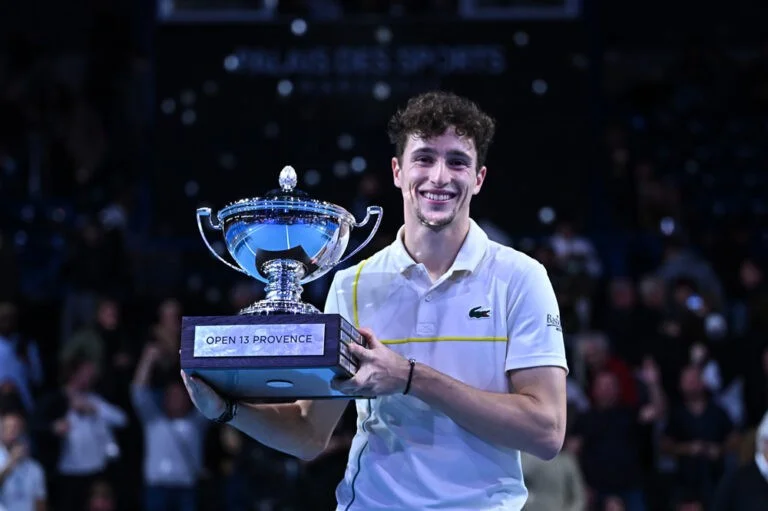 Ugo Humbert soulève le trophée de l'Open 13 Provence 2024