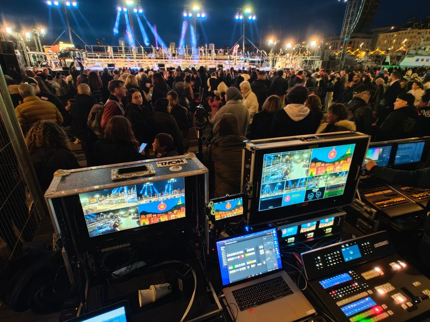 Régie de direct installée face à la scène et au public d’un concert en plein air à Marseille