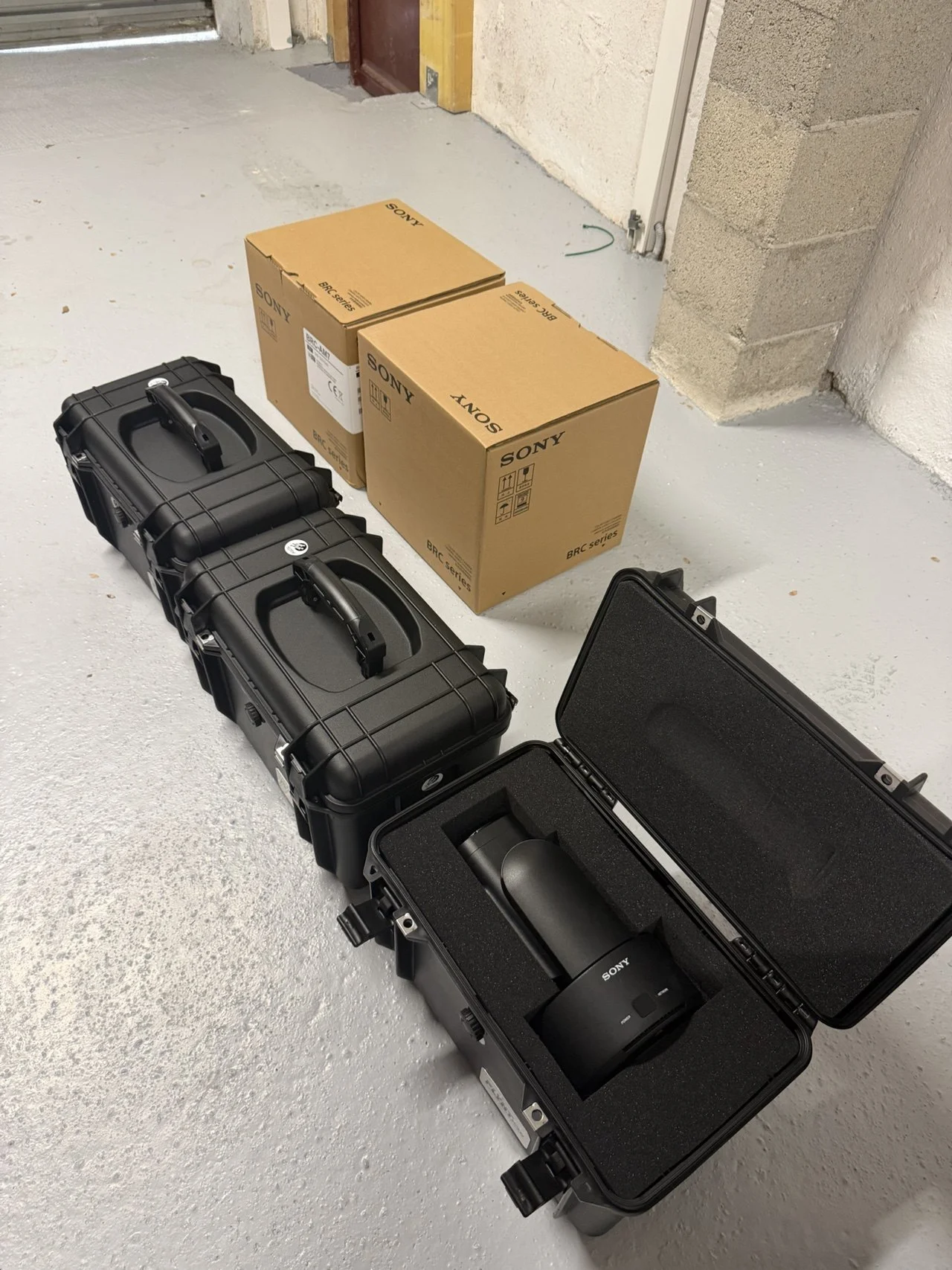 Trois caméras tourelles Sony AM7 dans leurs valises