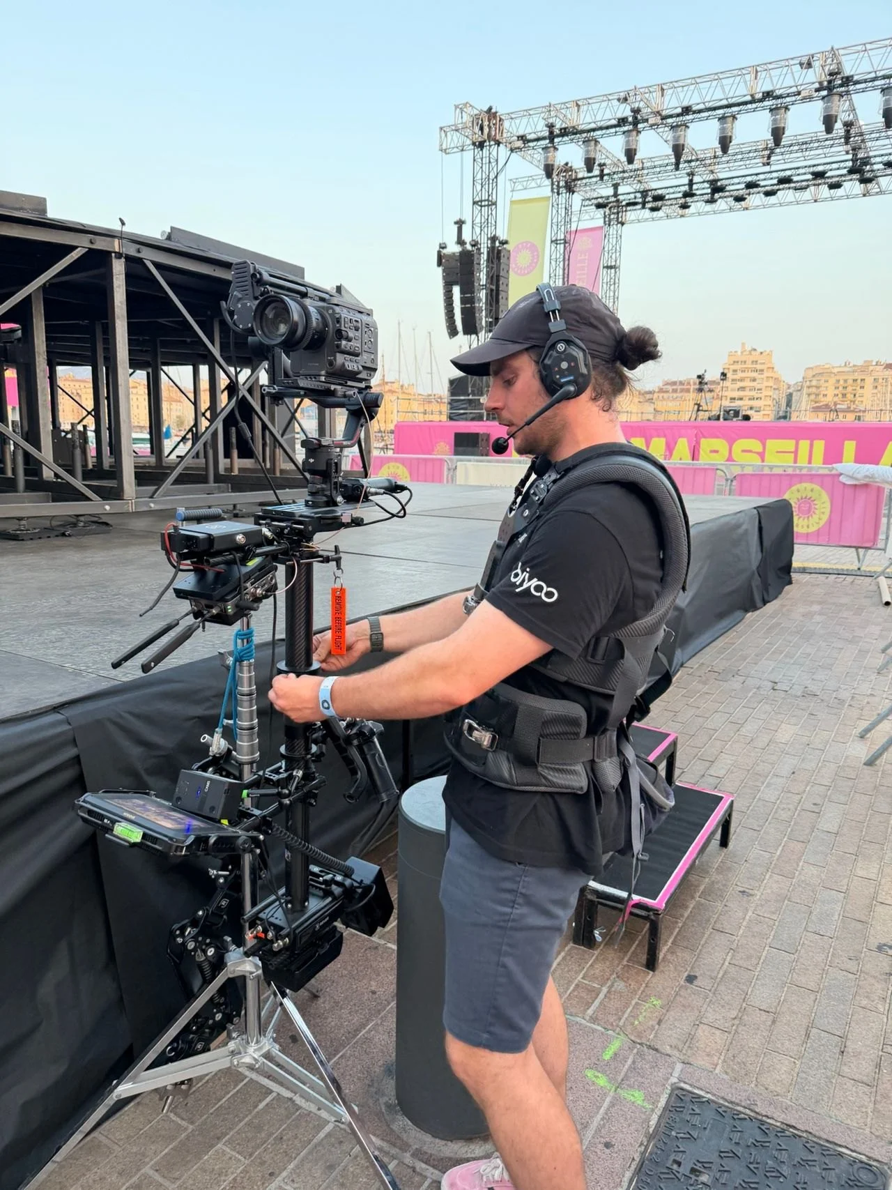Opérateur steadicam en préparation devant une scène sur le Vieux-Port de Marseille