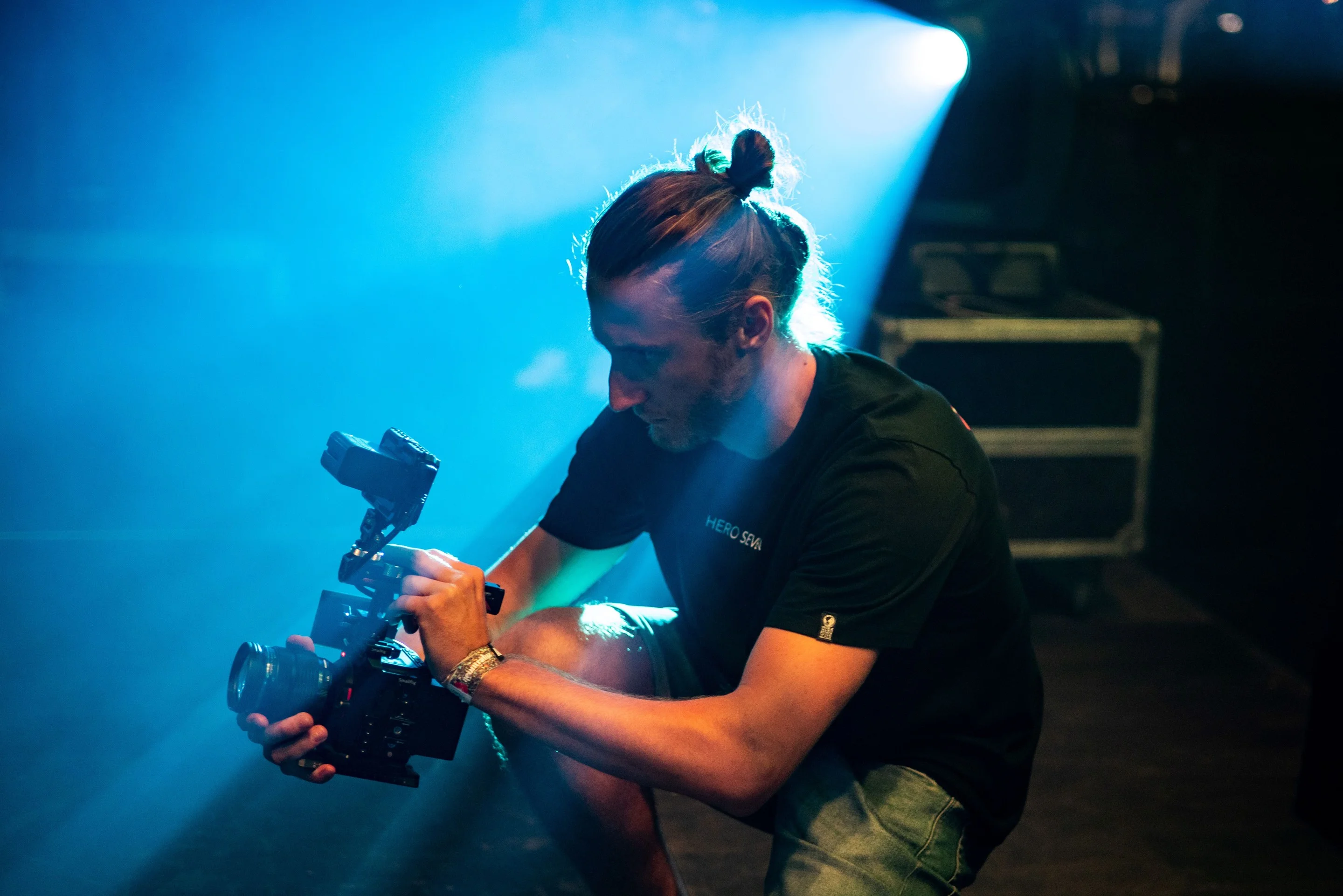 Cadreur Multiviews en tournage, caméra à l'épaule