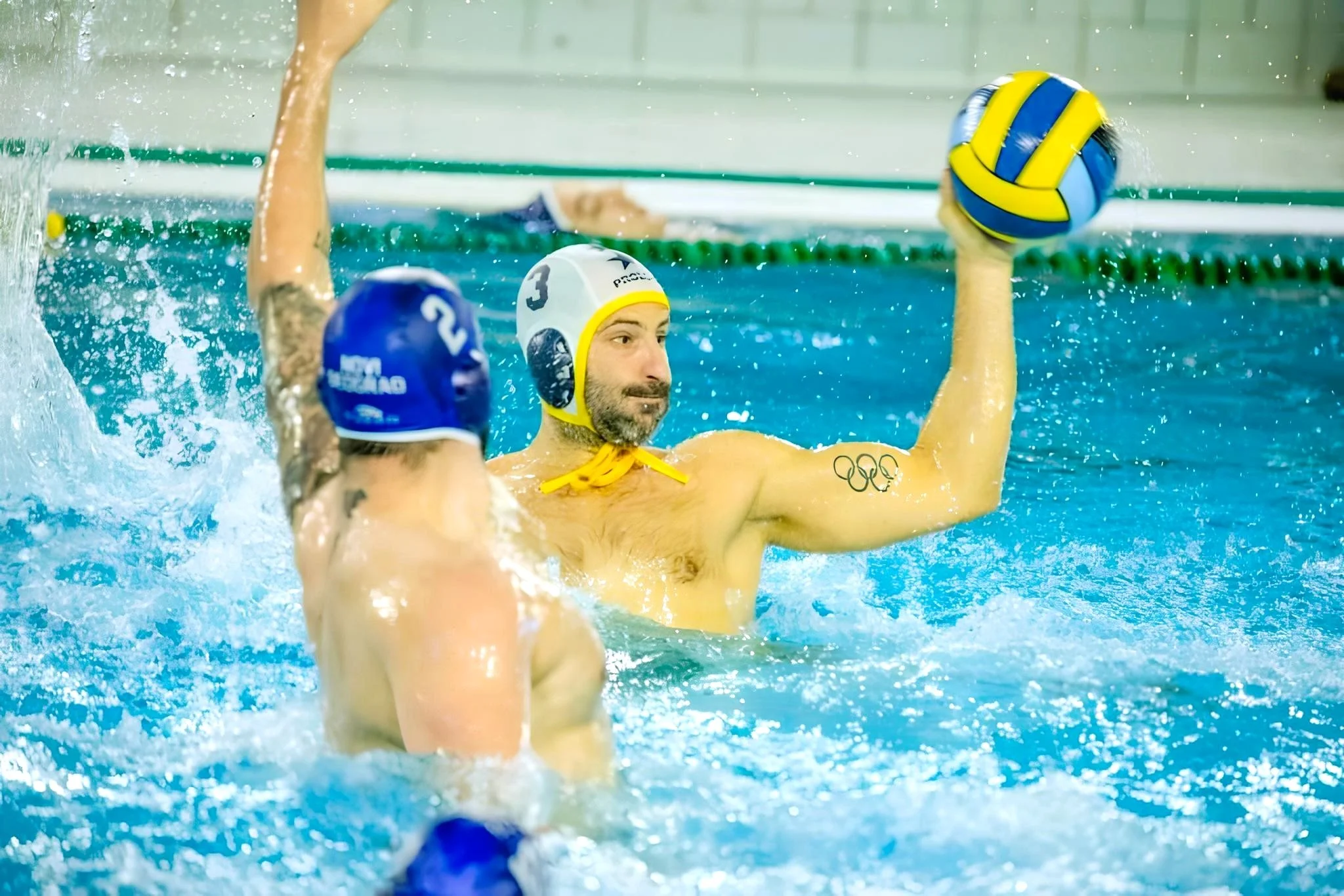Joueur de water-polo armant un tir pendant un match au Cercle des Nageurs de Marseille